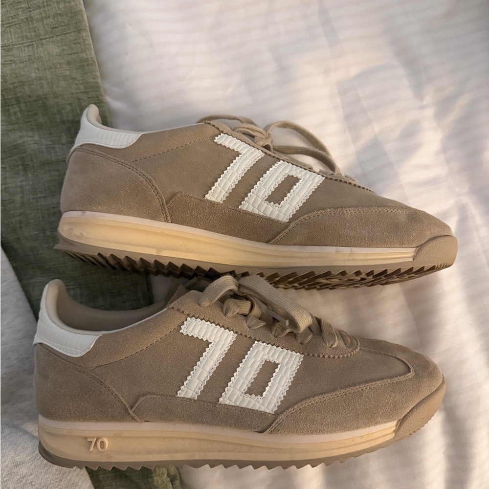 Back 70 women’s sneaker size 39